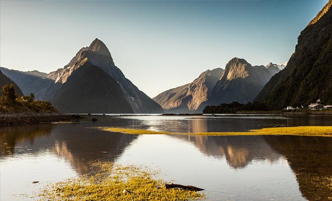 De Milford Sound is de meest bezochte fjord, met de gemakkelijkste toegang. Maar de twijfelachtige geluid is meer majestueus en wilder.