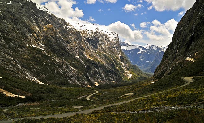 Occorrono diverse ore per raggiungere Milford Sound. La strada che conduce ad essa è magnifico. Prestare attenzione quando si guida perché è anche il percorso con il più alto numero di incidenti stradali ogni anno.