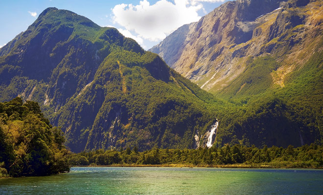 De Milford Track heeft al meer dan een eeuw bezoekers van over de hele wereld aangetrokken en de rangschikking van de mooiste wandeling van de wereld is ongewijzigd gebleven sinds het ontstaan ​​van de route.