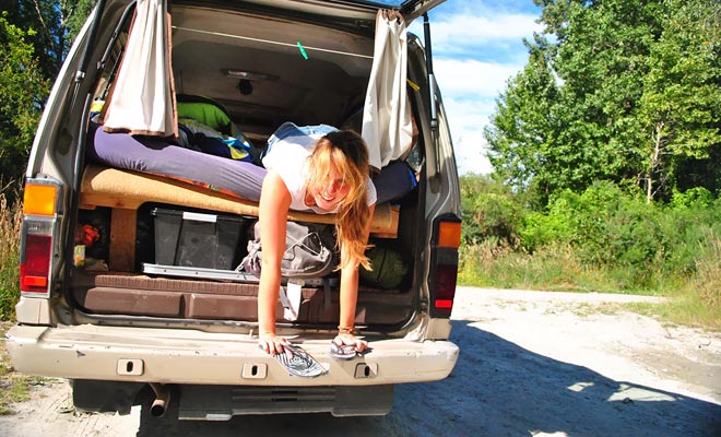 Slapen in een mini-van is geen probleem als het beddengoed fatsoenlijk is. Maar je moet nog een locatie vinden om je voertuig te parkeren zonder dat je 200 dollar boete krijgt.