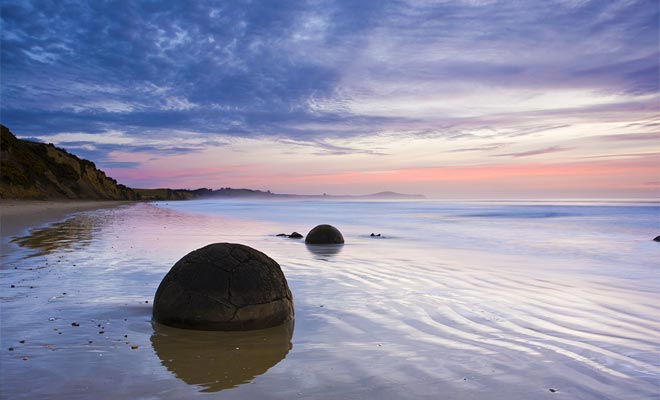 C'erano molti altri massi sulla spiaggia di Moeraki. Piccole rocce facilmente trasportabili sono state rubate nel tempo, spesso per decorare i giardini.