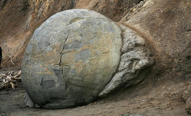 Più a lungo la scogliera si sbriciola, più i massi emergono.