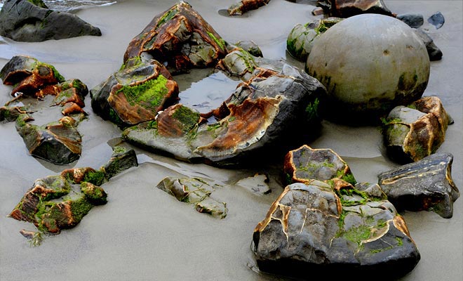 Il colore dell'occhio dell'interno dei massi è all'origine di argomenti infiniti. Alcuni lo vedono come prova delle uova di dinosauro fossilizzate.