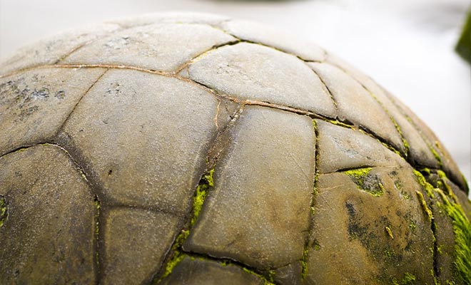 Alcuni massi appaiono come palle da calcio o uova pronte a sporgere ...