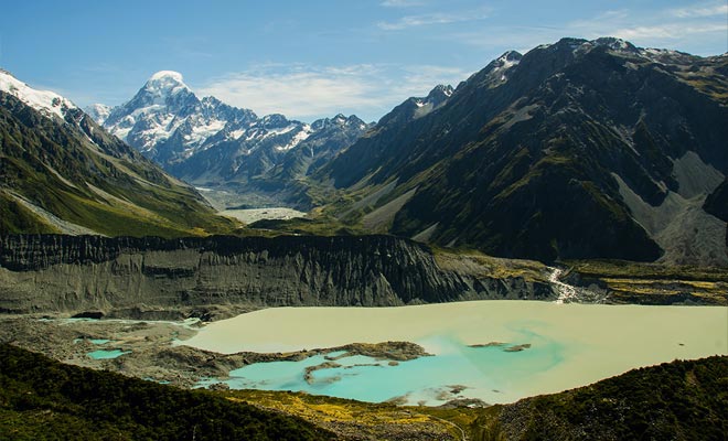 Een paar centimeter per dag, de Tasman gletsjer vordert in de vallei. Ijsblokken breken de muur af en voeren het gletsjermeer.