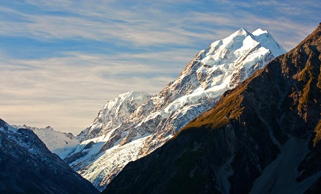 Mount Cook is de hoogste piek in Nieuw-Zeeland. Het culmineert op 3754 meter boven zeeniveau. Zo'n hoogte is ver van het wereldrecord, maar deze berg diende toch als opleidingsveld voor Sir Hillary voor zijn overwinnende stijging van Mount Everest.