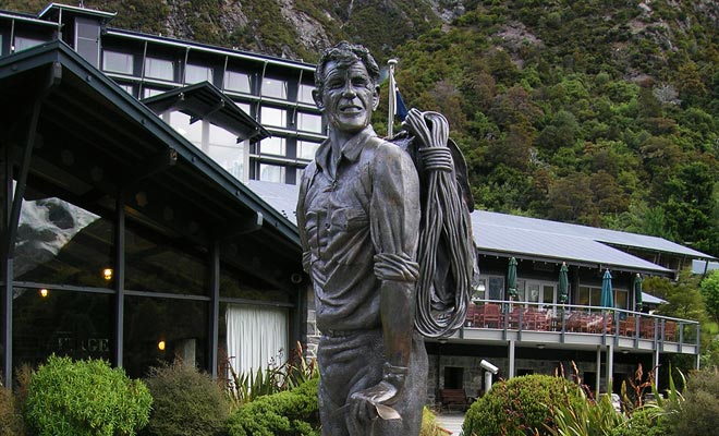 Bergbeklimmen zullen het standbeeld van Sir Edmund Hillary hebben erkend die voor het Hermitage Museum staat en naar Mt Aoraki / Cook kijkt.