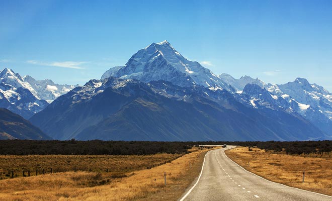 Zelfs als u haast, probeer dan de weg naar Mount Cook te volgen. Het landschap is een bezoek waard.