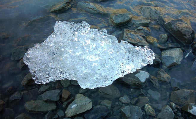 Ijskristallen zweven op het oppervlak van het Tasman Gletsjermeer. U kunt een als souvenir terugbrengen als u wilt ...