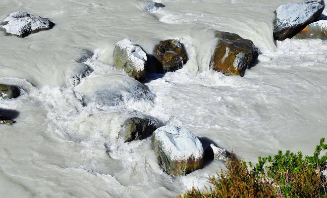 Het water in het ijsmeer is zo wit als melk! Het is het sediment dat het deze vreemde kleur geeft. Dit heet rotsmeel.