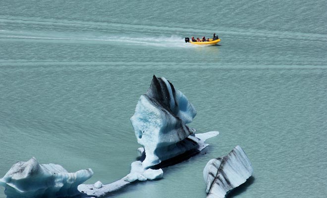 De excursie Glacier Explorers maakt het mogelijk om de ijsbergen in Zodiac te benaderen. De piloot komt zelfs dicht genoeg om u toe te voegen.