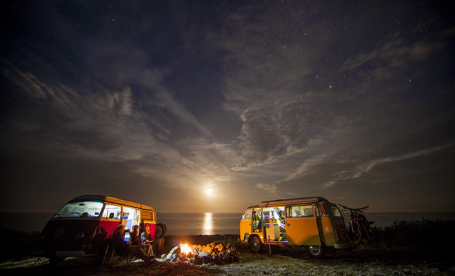 In het hoogseizoen wordt aanbevolen de campings te boeken. Zelfs als u een zelfstandige camper huurt, moet u dumpstations gebruiken of de batterijen opladen om warm water aan boord te krijgen.