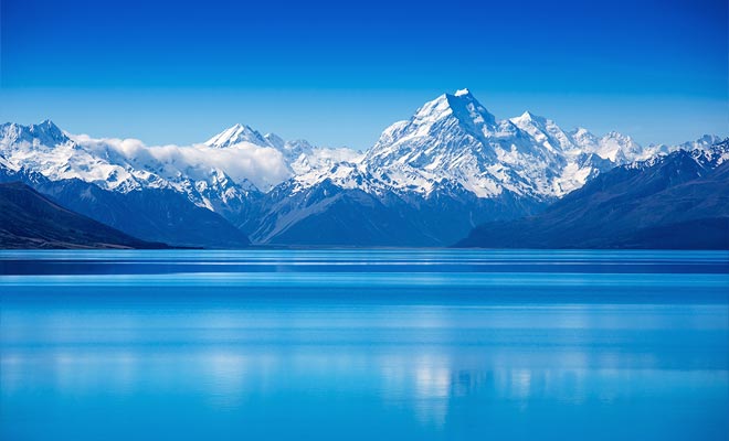 Pukaki Lake wordt beschouwd als het mooiste meer in Nieuw-Zeeland. Het succes ervan is afgestemd op de aanwezigheid van bergen die op het oppervlak worden weerspiegeld.