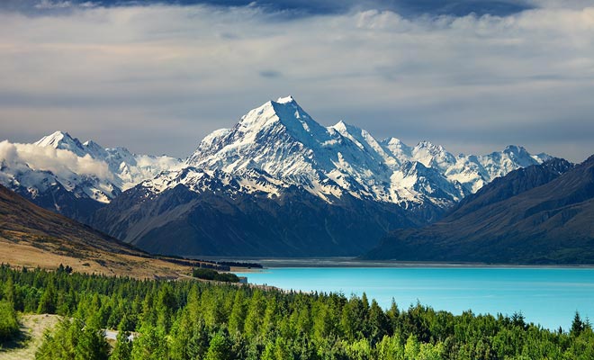 Vanaf Twizel loopt een weg langs het Pukaki-meer richting het Hermitage dorp. Het turquoise meer weerspiegelt de snow-capped Mount Cook.