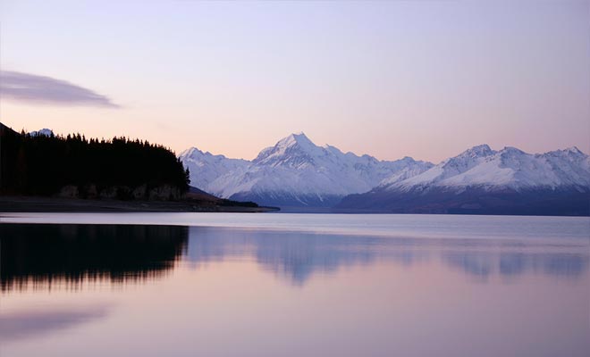 Als u vroeg in de ochtend van Twizel vertrekt, vergeet niet om te stoppen en neem een ​​foto van het Pukaki Lake.