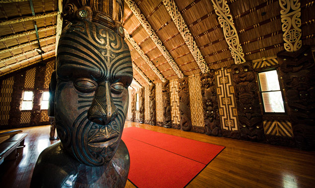 Een maoribeeldhouwwerk in een museum in Nieuw-Zeeland.