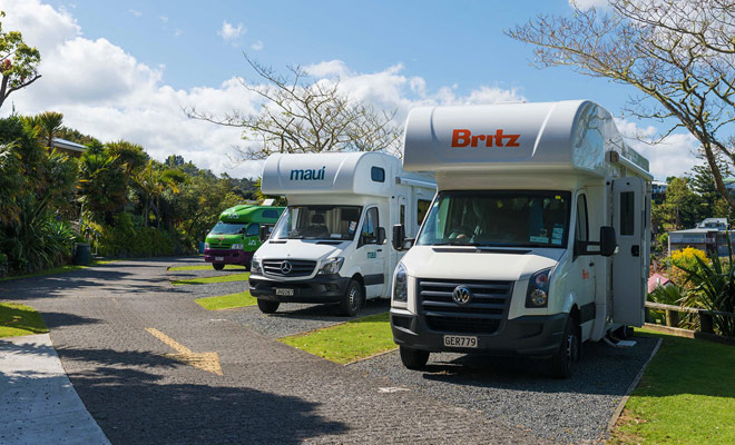 Als u tijdens het hoogseizoen Nieuw-Zeeland bezoekt, wordt het aanbevolen om uw campings te reserveren om te voorkomen dat u tijd verspilt voor een plekje. Vooral wanneer we weten dat vrijheid camping in sommige gebieden van het land strafbaar is met 200 dollar.