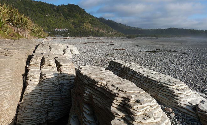 La spiaggia è accessibile a bassa marea. È un'opportunità per ammirare le rocce da un altro angolo.