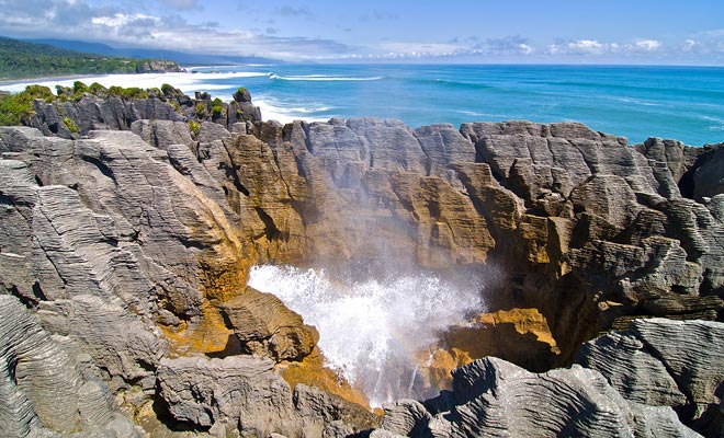 I fori di colpo sono costituiti da cavità strette in cui entrano le onde. Forma vapore d'acqua e persino geyser autentici. Un fenomeno amplificato dal maltempo e dalla marea in aumento.