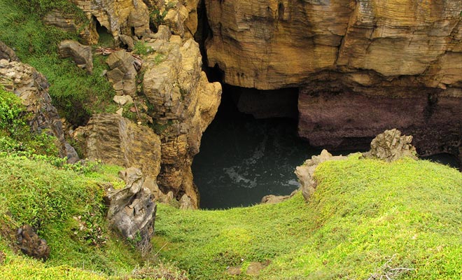 Nel corso dei millenni, le onde hanno trafitto la roccia e hanno generato grotte marine.