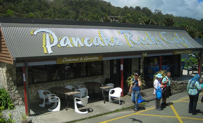 Il Pancake Rocks Cafe ti permette di fermarsi prima di tornare sulla strada o di aspettare che la marea cambia.