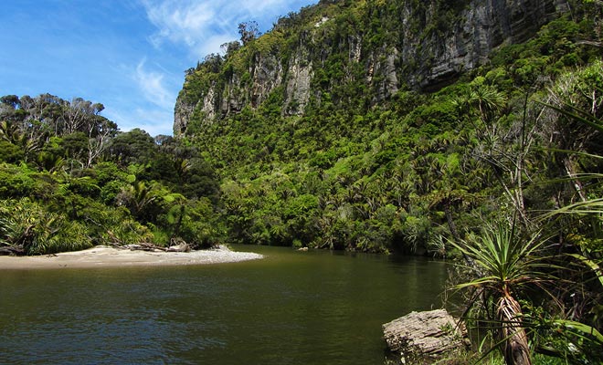 Il Parco Nazionale di Paparoa offre molto più interesse rispetto alle Pancake Rocks, ma è ancora sconosciuto alla maggioranza dei viaggiatori. Il suo paesaggio evoca immediatamente il film Parco Jurrasic.