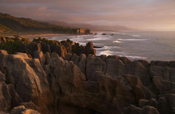 De Pancake Rocks zijn 33 miljoen jaar oude rotsen, gevormd door erosie en weer.