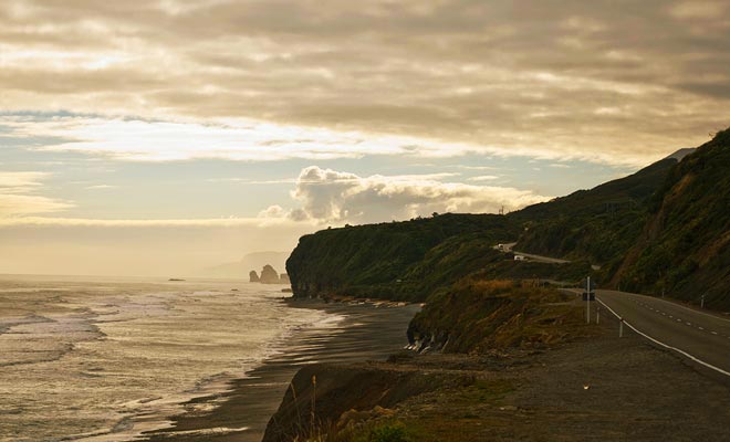 La costa occidentale della Nuova Zelanda è rinomata per i suoi paesaggi sontuosi. La passeggiata per le Pancake Rocks è una vera delizia.