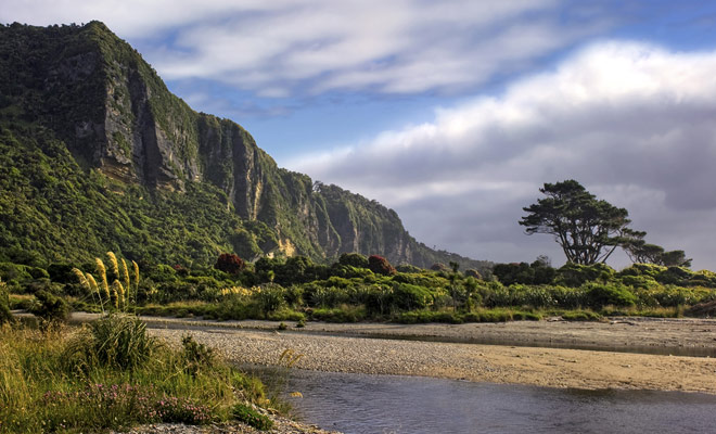 Il parco nazionale di Paparoa è ancora sconosciuto ai viaggiatori, in quanto è il più piccolo della Nuova Zelanda. Ma più piccolo non significa che sia la più bella! Al contrario, questo parco ha paesaggi che evocano i film di Jurassic Park.