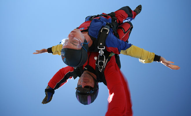 Il vantaggio principale del salto in paracadutismo in Nuova Zelanda rispetto ai salti di altri paesi è la bellezza dei paesaggi che sono molto superiori!