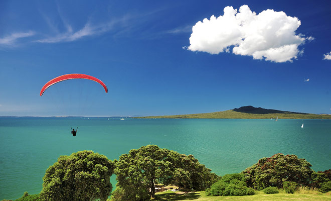 Il cielo della Nuova Zelanda è coperto da parapendio non appena il sole tramonta. Se rimani abbastanza a lungo nel paese, puoi anche prendere in considerazione le lezioni.