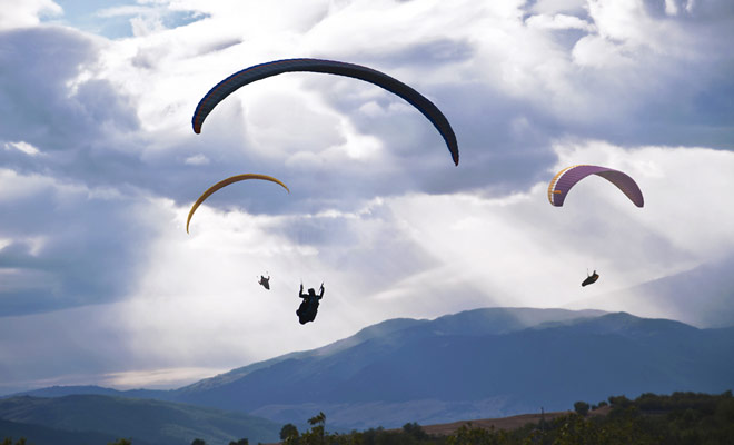 La Nuova Zelanda è un paese con rilievo marcato, ideale per i fan dei parapendio, soprattutto perché il vento soffia forte e permette di rimanere in aria per molto tempo.