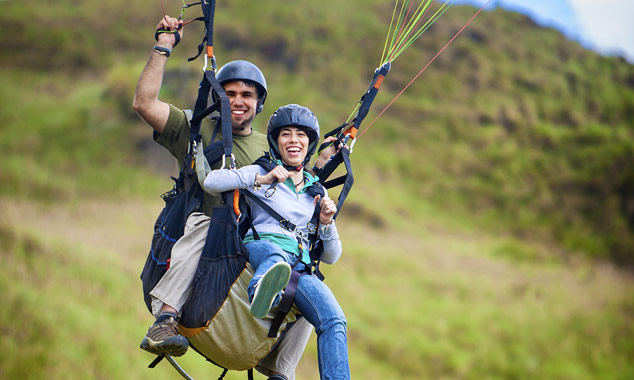 Een paar genieten van paragliding in tandem in Nieuw-Zeeland.