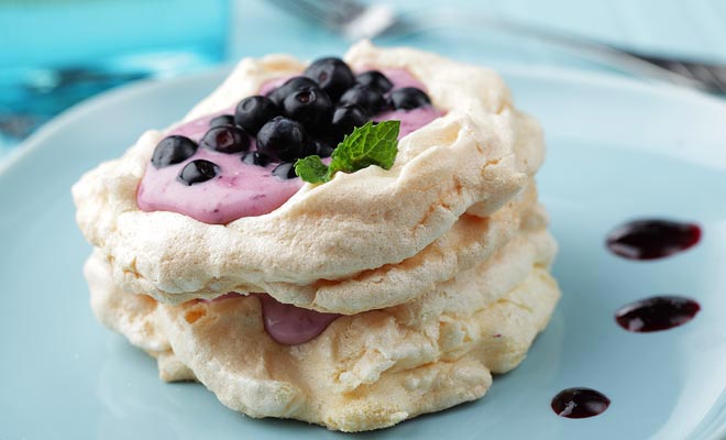 De Pavlova is een recept van fruitig meringue gewijd aan een beroemde ballerina van de vorige eeuw. Nieuw-Zeelanders en Australiërs stelen betogen over de vaderschap van dit feestelijke dessert.