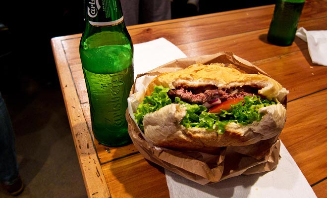 De ingrediënten die u bij de Fergburgers koken, zijn vers, beginnend met het brood dat ter plaatse wordt gemaakt. Niets gemeen met fastfood. Wie zei dat hamburger niets te maken heeft met gastronomie?