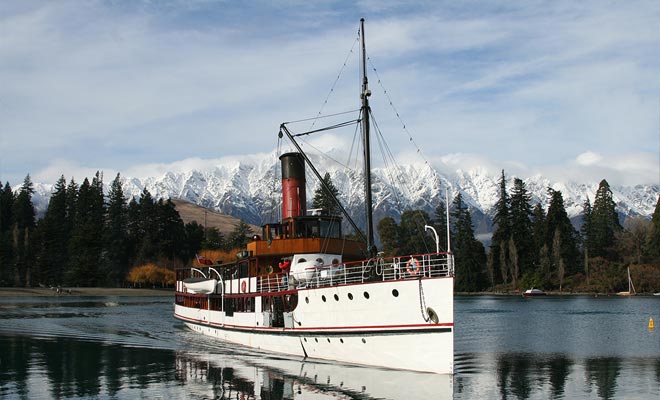 De TSS Earnslaw is een eeuwenoud kolenschip dat nog in gebruik is. Het kan gezien worden in Indiana Jones en het Koninkrijk van de Kristallen Schedel.