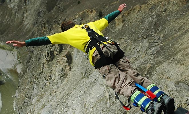 Het meest schrikwekkende moment dat je bungee springen doet is wanneer je jezelf in de leegte gooit. Het meest leuke onderdeel is degene waar je door het elastiek teruggetrokken wordt.