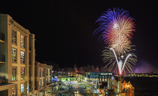 Queenstown viert het nieuwe jaar met een geweldig vuurwerkscherm en de stad staat bekend om zijn avond entertainment. Het is veruit het beste skigebied in het land, ook al zijn de paden een paar kilometer verderop.