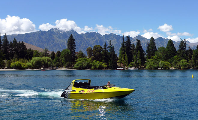 Kjet è stata la prima società a commercializzare tour di jetboat a Queenstown. Quasi quarant'anni dopo, i pionieri di jetboat sono sempre presenti!