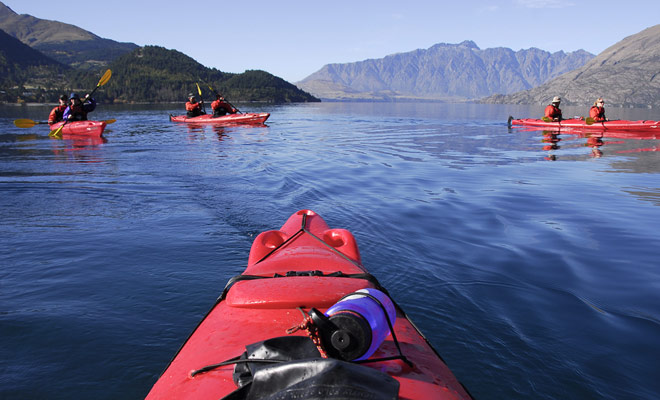 I viaggi di kayak sul lago Wakatipu di Queenstown permettono di raggiungere le isole e godere di viste inaccessibili sulle catene montuose circostanti.