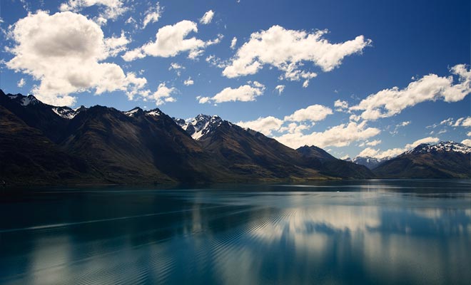 In de Maori-legende werd Lake Wakatipu gevormd door het lichaam van een reus die tijdens zijn slaap werd verbrand. De oscillatie van het niveau van het meer zou het gevolg zijn van het kloppen van het hart van de reus nog steeds in leven!