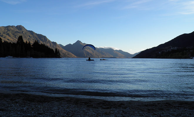 I monitor tandem sono in grado di sbarcare esattamente dove vogliono. Durante la loro formazione, questi professionisti esperti praticano atterraggio su una piccola piattaforma galleggiante sul lago Wakatipu a Queenstown.