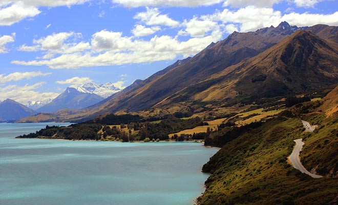 De weg die langs het meer Wakatipu op het zuidelijke eiland loopt, leidt naar Glenorchy en de vallei bekend als Paradise.