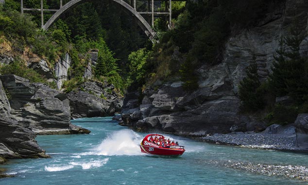 La Shotover sorge sul fiume che si snoda attraverso un canyon.