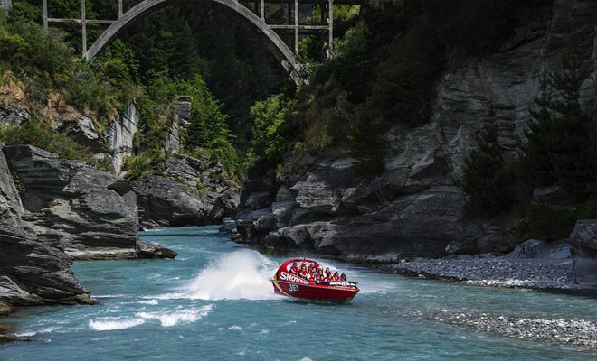 De Shotover Jet windt in de Canyon of stroomt de Shotover River, die in het verleden het fortuin van goudzoekers heeft gemaakt.