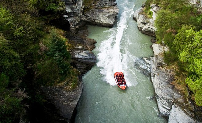 Non si affida a nessuno a pilotare un jetboat. Prima di assegnare la responsabilità di guidare i passeggeri nei canyon del fiume Shotover, i piloti saranno sottoposti ad una formazione molto impegnativa.