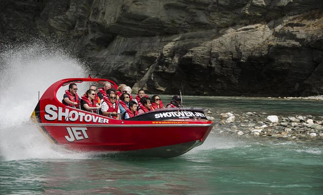 Het voortstuwingssysteem van de Shotover Jet is ongelooflijk! Het water wordt door de turbine aan de voorkant gezogen en naar achteren uitgespoeld. Dit laat de boot bijna op het oppervlak drijven.