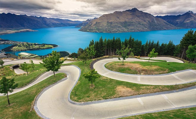 The Skyline Resort ligt op de heuvels van Queenstown. Naast het bieden van een prachtig panorama op het meer, heeft het twee grote zomer luge tracks.