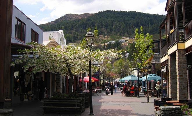 The Mall is het winkelgebied van Queenstown. Er zijn restaurants en vele souvenirwinkels (die objectief alle dezelfde producten verkopen ...).