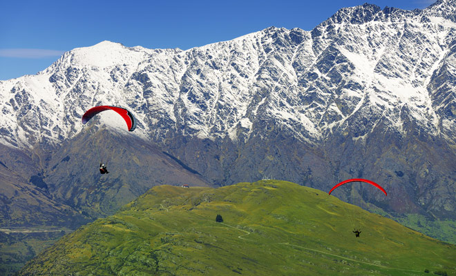 Le ali di parapendio sono notevolmente migliorate nel tempo. Non è solo la forma che si è evoluta, ma i materiali utilizzati sono ora più leggeri e molto più robusti. La sicurezza è ora ottimale.